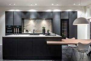 Zwarte keuken met marmerlook blad